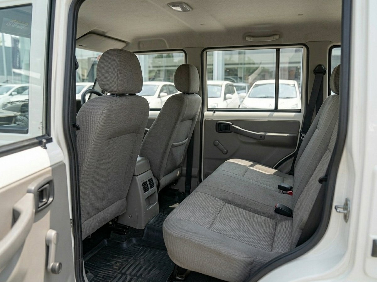 
								Mahindra Bolero White 2019 full									