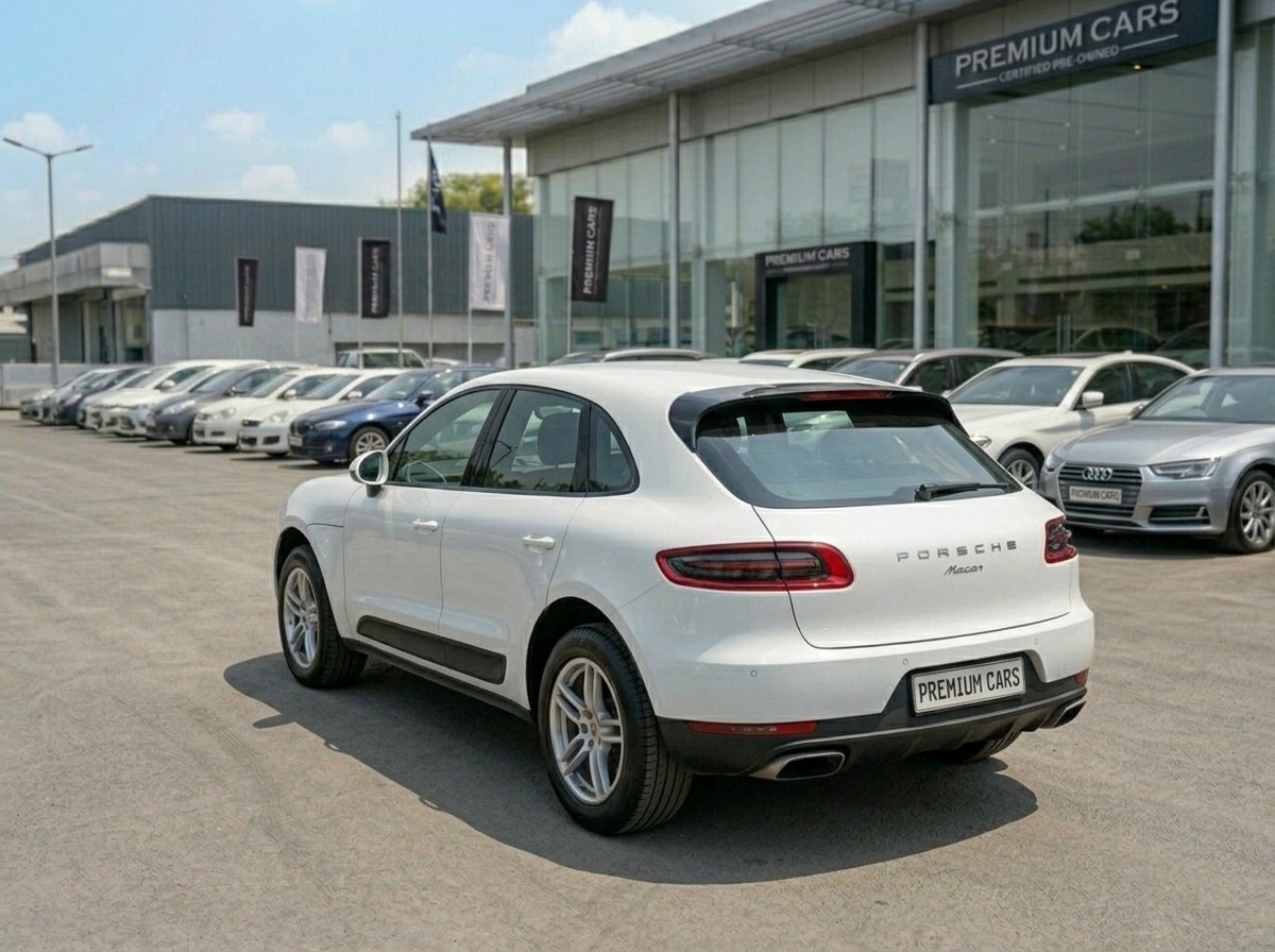 
								Porche Macan White 2022 full									