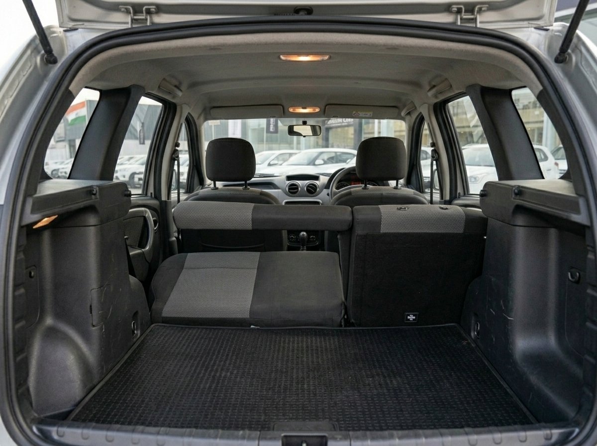 
								Renault Duster Silver 2014 full									