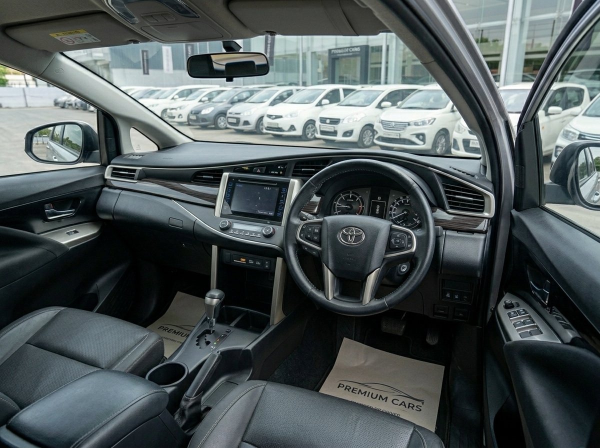 
								Toyota Innova Silver 2016 full									