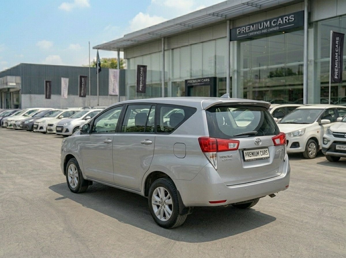 
								Toyota Innova Silver 2016 full									